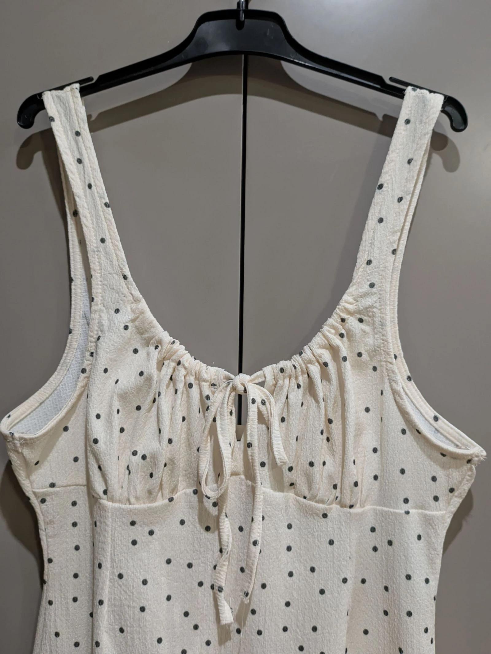 Vestido curto branco com pontos negros e detalhe de laço tamanho M da Pull&Bear – photo 5